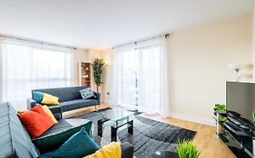 Spacious City 2 Bed, 2 Bath, Free Parking & Wifi